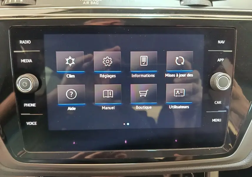 Écran tactile central du tableau de bord du Volkswagen Touran 2024, affichant le menu principal des réglages.