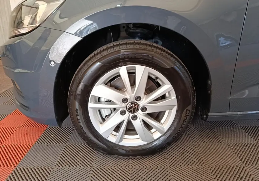 Gros plan sur la roue avant gauche grise claire du Volkswagen Touran 2024 avec jante alliage et pneu Pirelli.