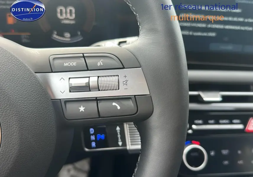 Gros plan sur le volant cuir multifonction du Hyundai Tucson blanc sérénité avec commandes audio intégrées.