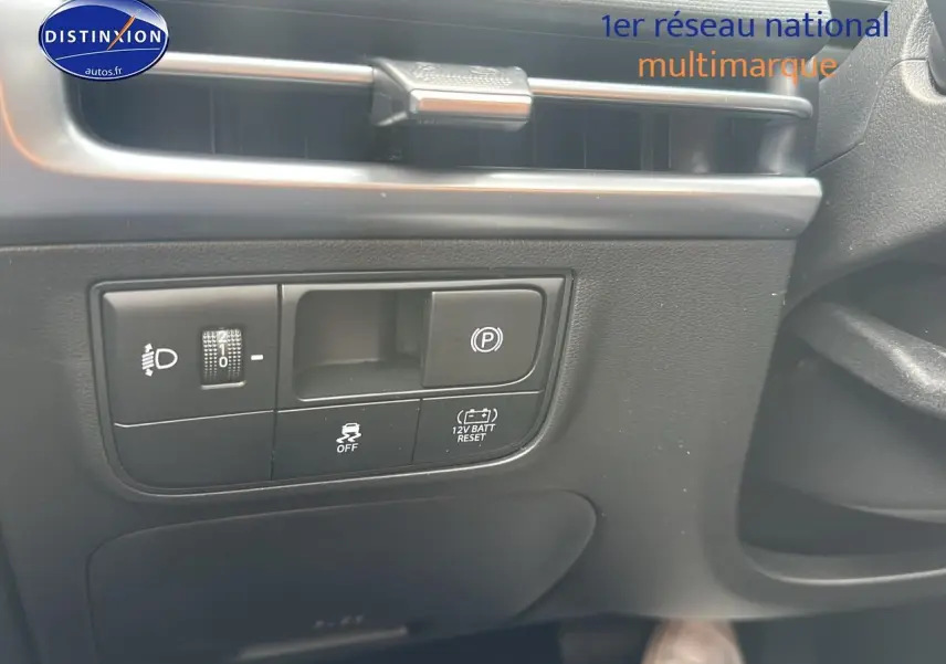 Détail des commandes côté gauche du tableau de bord du Hyundai Tucson blanc Sérénité 2025.