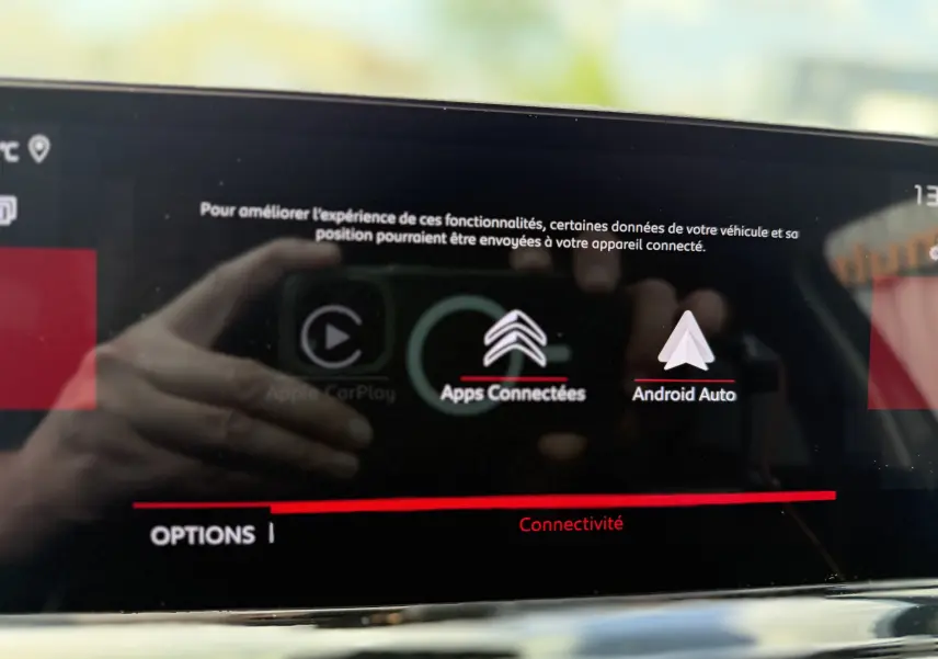 Écran tactile intérieur du Citroën C5 Aircross 2025 montrant les options Apple CarPlay, Apps Connectées et Android Auto.