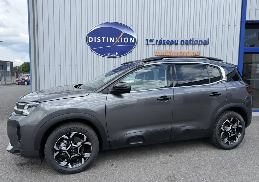 Vue de profil côté gauche d'un Citroën C5 Aircross gris platinium métallisé avec jantes noires et toit noir.