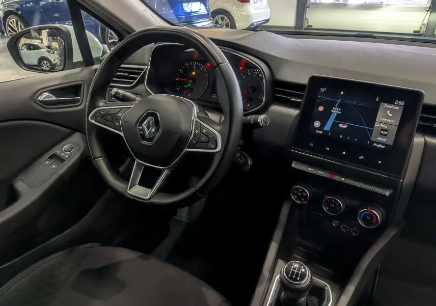 Vue intérieure côté conducteur de la Renault Clio V TCe 100 Business 2020 avec écran tactile et levier de vitesses manuel.