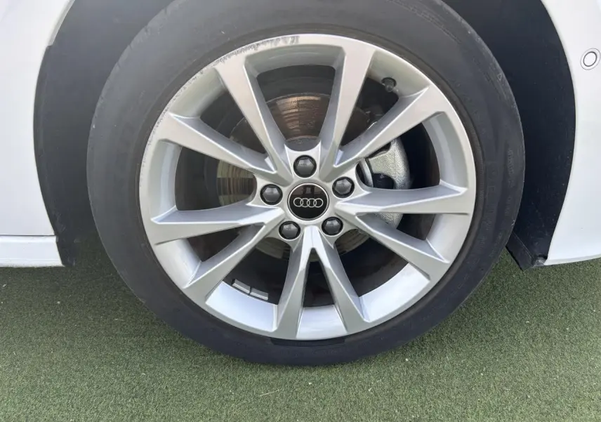 Gros plan sur la jante alliage 5 branches parallèles de l'Audi A3 Blanc Arkona côté avant droit.