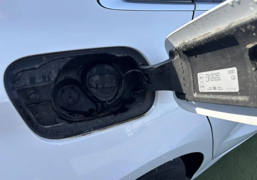 Gros plan sur la trappe à carburant côté gauche d'une Audi A3 Sportback 2024 en blanc Arkona.