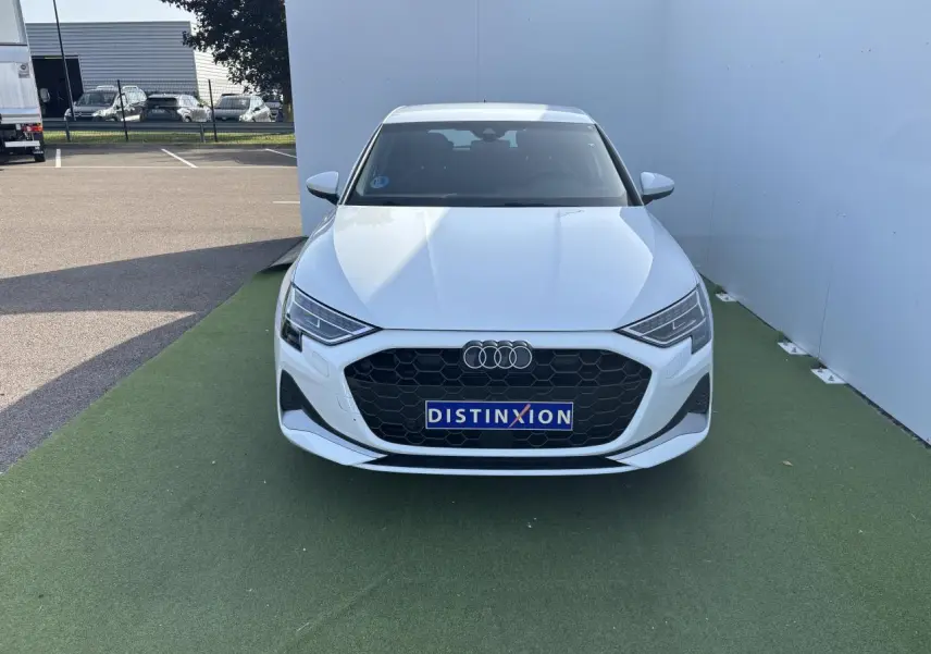 Audi A3 Sportback blanc Arkona vue de face avec calandre noire et phares LED dynamiques allumés