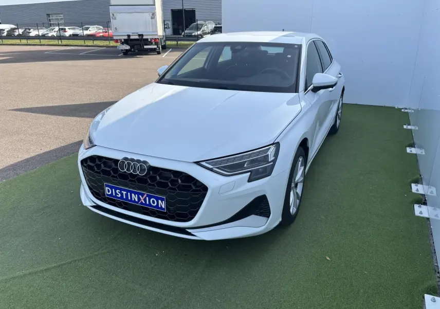 Audi A3 Sportback blanc Arkona vue 3/4 avant droite avec calandre noire et phares LED distinctifs