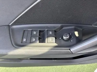 Commandes des vitres électriques et réglage des rétroviseurs côté conducteur de l'Audi A3 Sportback blanc Arkona, vue intérieure.