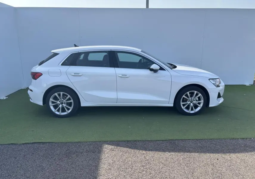 Audi A3 Sportback blanc Arkona vue de profil côté gauche sur fond neutre avec jantes alliage 5 branches