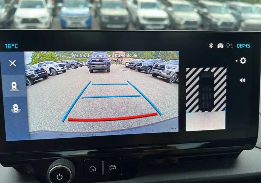 Écran de caméra de recul du Citroën Berlingo 2026 affichant la vue arrière avec lignes de guidage colorées.