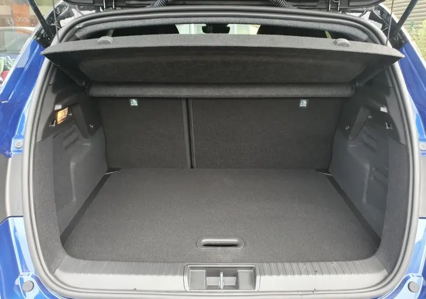 Coffre ouvert vu de l'arrière du Renault Captur Bleu Iron, montrant un espace de rangement propre et spacieux.