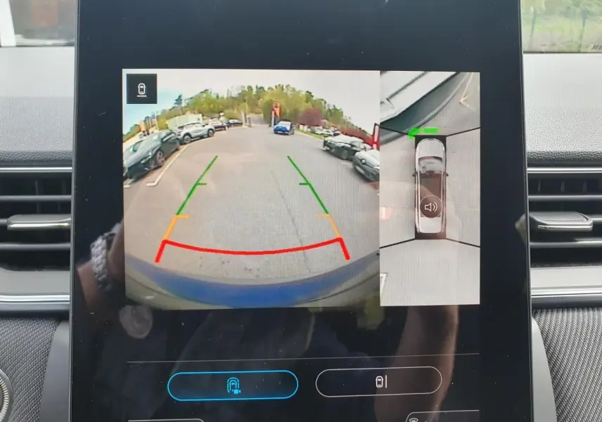 Écran de caméra de recul et vue 360° du Renault Captur bleu Iron, affiché depuis l'intérieur du véhicule.
