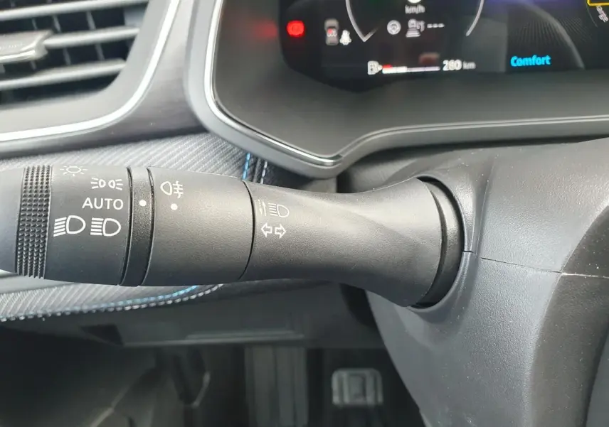 Gros plan sur la commande des feux et clignotants côté gauche du tableau de bord du Renault Captur Bleu Iron 2026.