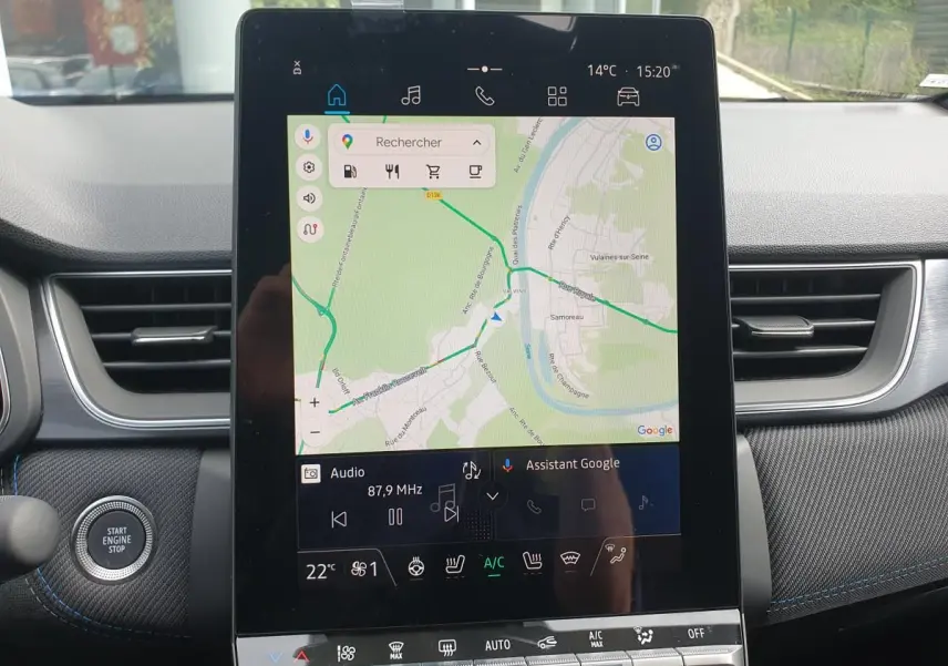 Écran tactile central du tableau de bord du Renault Captur 2026 avec navigation et commandes climatisation visibles.