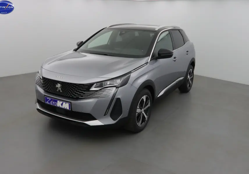Peugeot 3008 gris Artense métal en 3/4 avant droit, avec calandre noire et jantes alliage bicolores.