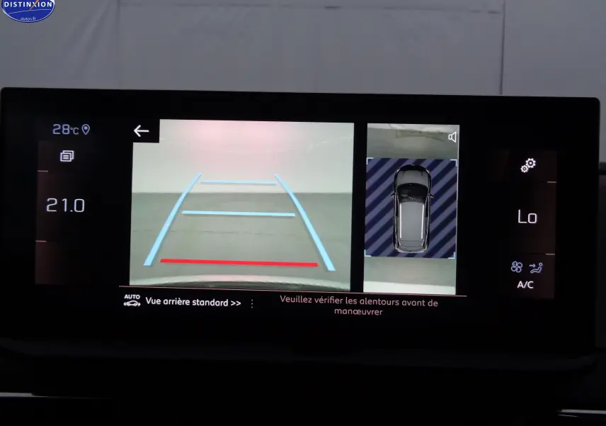 Écran multimédia du Peugeot 3008 gris Artense montrant la caméra de recul avec vue arrière et top-down pour manœuvre sécurisée.