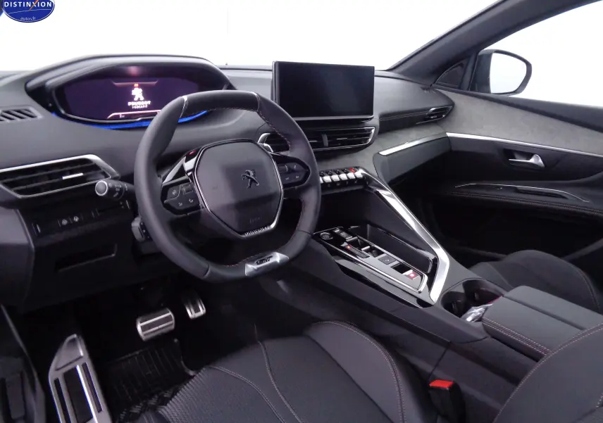 Intérieur du Peugeot 3008 2023 vu côté conducteur, tableau de bord moderne avec écran tactile et volant compact noir.