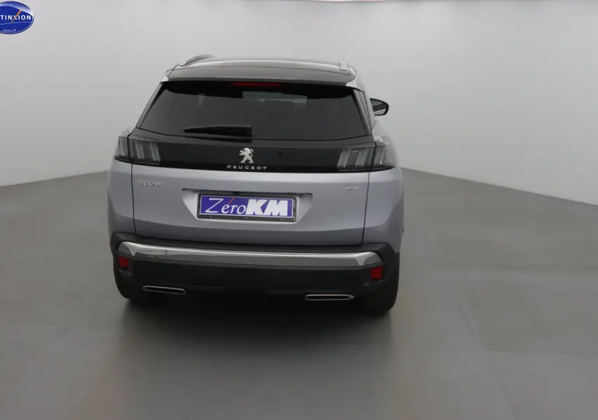 Vue arrière d'un Peugeot 3008 gris Artense métallisé avec feux arrière noirs et double sortie d'échappement chromée.