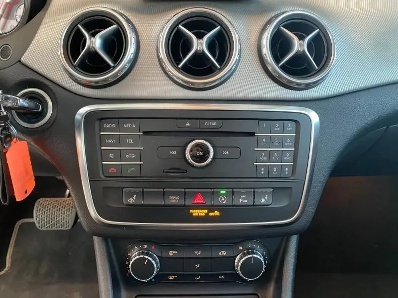 Vue rapprochée du tableau de bord du Mercedes GLA 200 Sensation 2017 avec commandes multimédia et aérateurs ronds chromés.