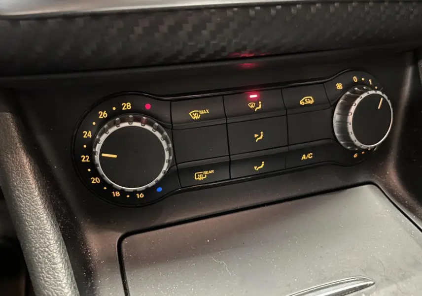 Gros plan sur les commandes de climatisation noire de la Mercedes Classe A 45 AMG gris métallisé, 2015.