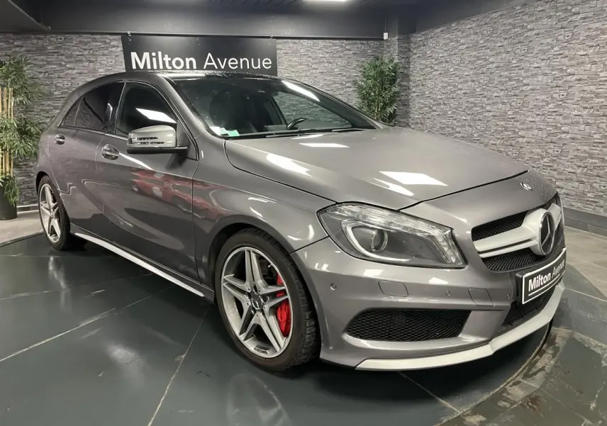 Mercedes Classe A 45 AMG gris métallisé vue 3/4 avant avec étriers de frein rouges et jantes AMG cinq branches