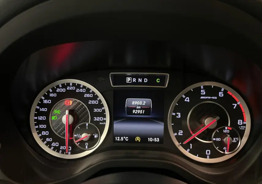 Vue rapprochée du tableau de bord AMG de la Mercedes Classe A 45 gris, affichant compteurs et indicateurs numériques.