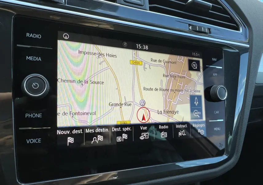 Écran tactile central du Volkswagen Tiguan 2018 affichant la navigation GPS avec carte détaillée en intérieur noir brillant.