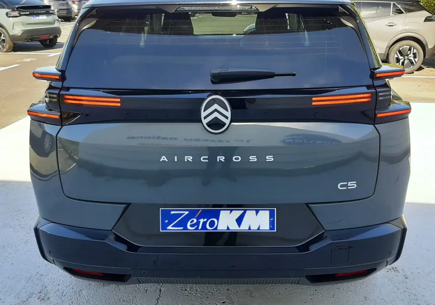 Vue arrière du Citroën C5 Aircross vert Astoria avec toit noir, feux LED horizontaux et logo centré.