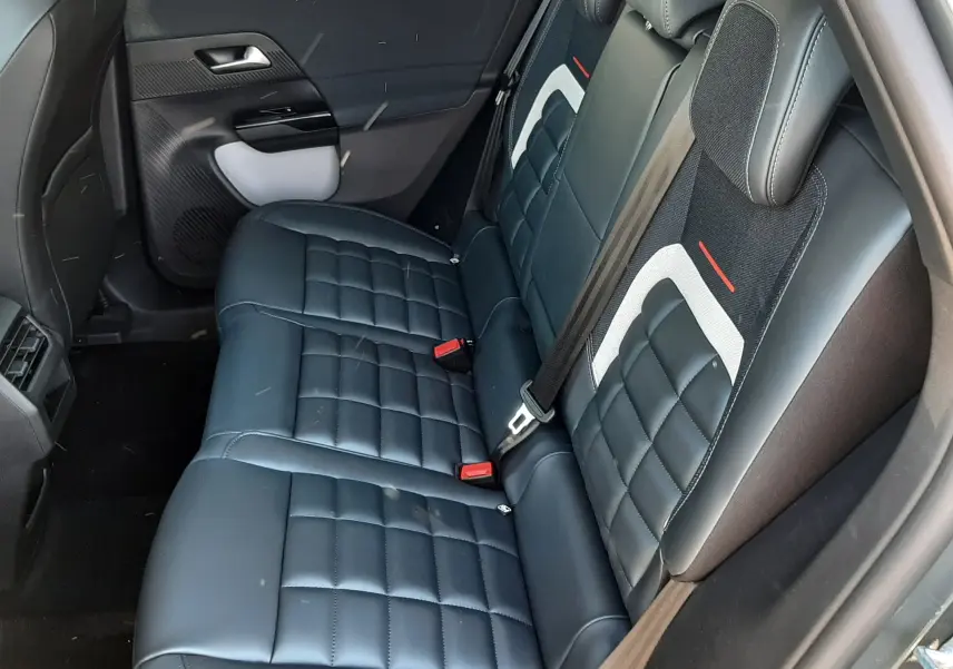 Vue intérieure côté droit des sièges arrière en cuir noir avec détails blancs et rouges du Citroën C5 Aircross 2026.