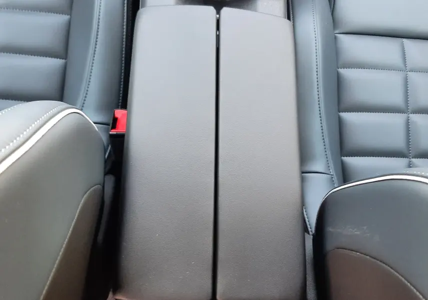 Vue plongeante sur la console centrale noire et les sièges en cuir gris du Citroën C5 Aircross hybride 2026.