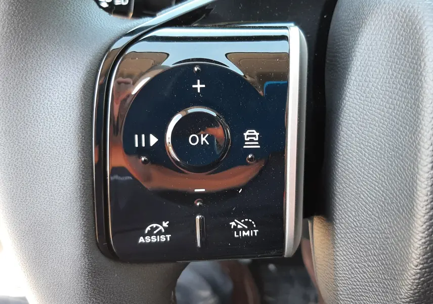 Gros plan sur les commandes du volant du Citroën C5 Aircross 2026, finition hybride, avec boutons de régulateur et limiteur de vitesse.