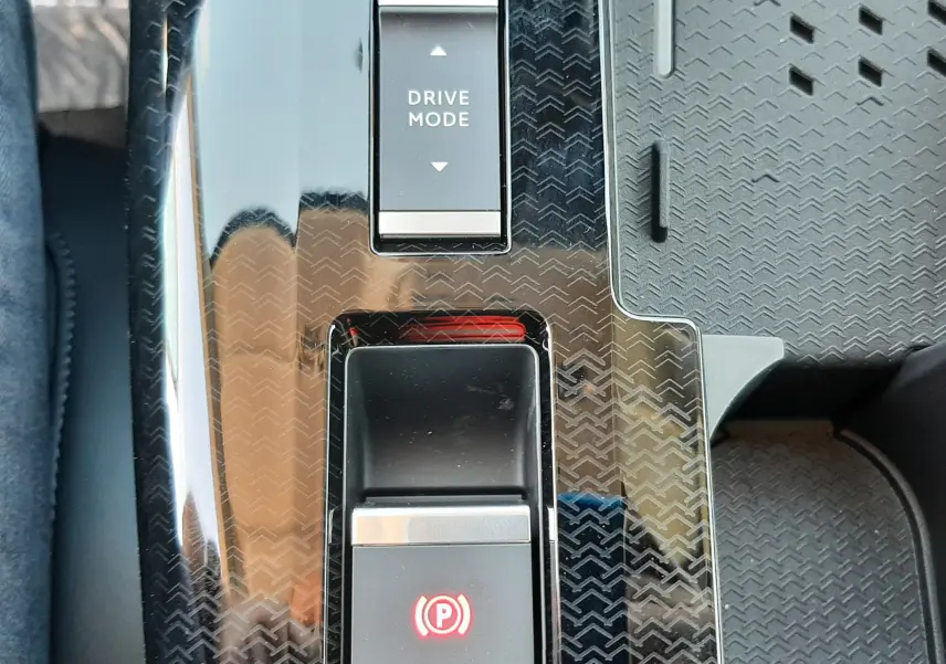 Gros plan sur la console centrale du Citroën C5 Aircross hybride 2026, avec bouton Drive Mode et frein à main électronique.