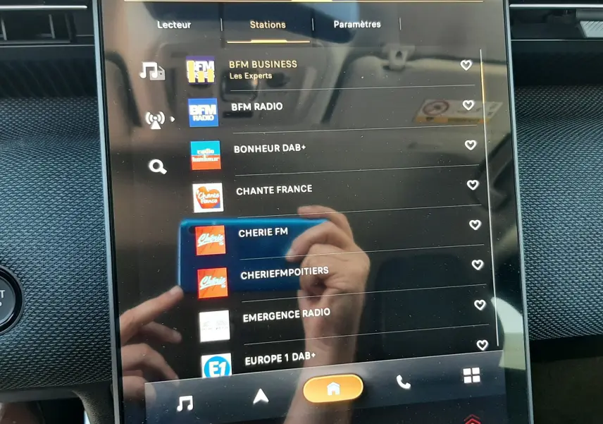 Écran tactile central du tableau de bord du Citroën C5 Aircross 2026 affichant les stations radio avec interface moderne.