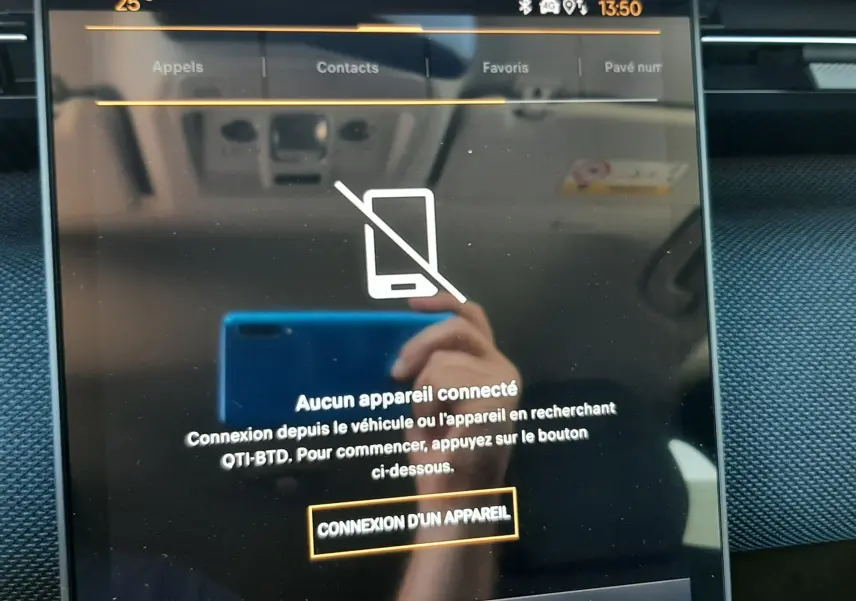 Écran tactile central du Citroën C5 Aircross 2026 affichant la connexion Bluetooth, avec reflet de la main et du smartphone.