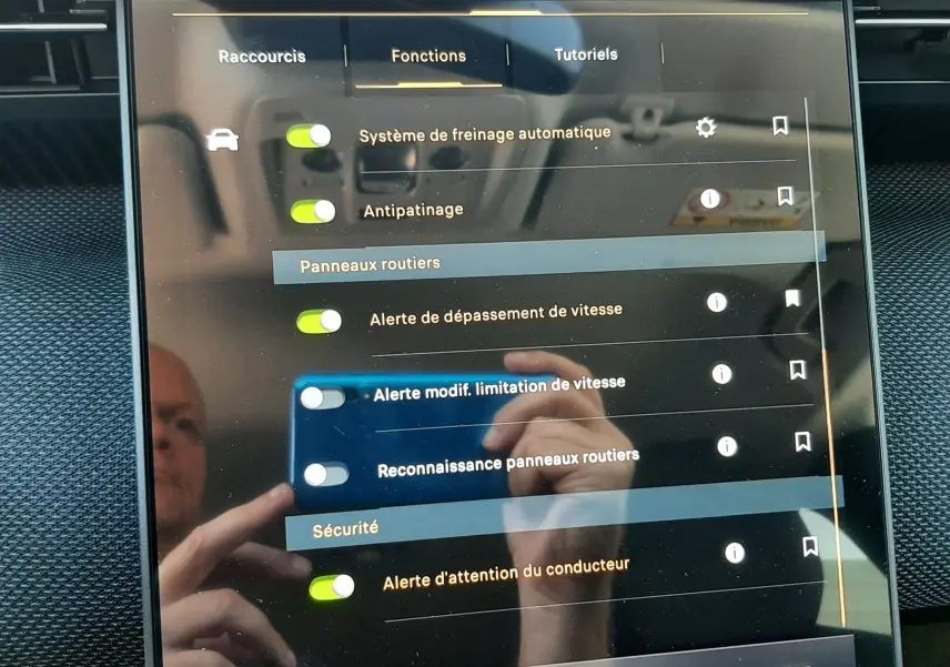 Écran tactile intérieur du Citroën C5 Aircross 2026 affichant les réglages d’aides à la conduite, avec reflet de la main.
