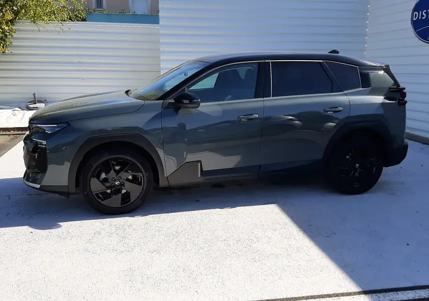Vue de profil côté gauche d'un Citroën C5 Aircross 2026 vert Astoria avec toit noir et jantes noires.