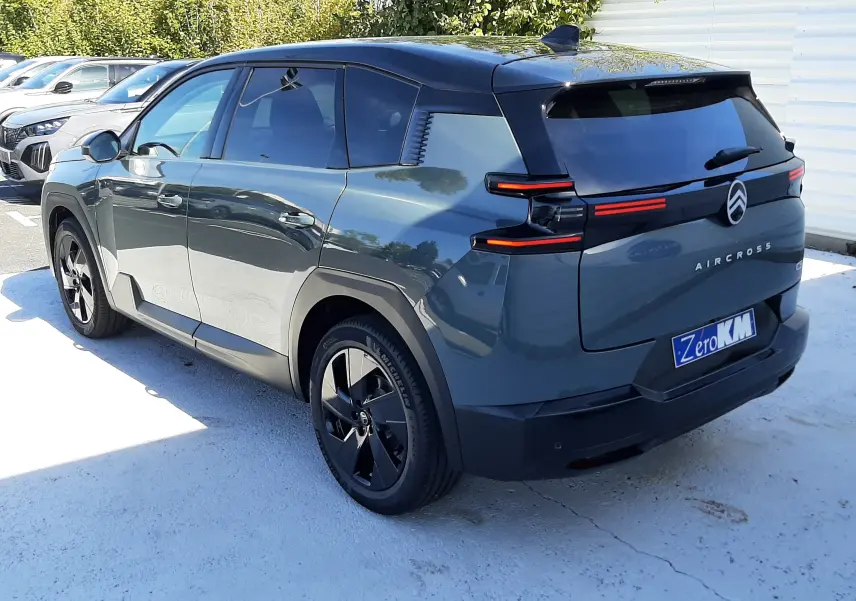 Vue 3/4 arrière droite du Citroën C5 Aircross vert Astoria avec toit noir et feux arrière LED distinctifs.