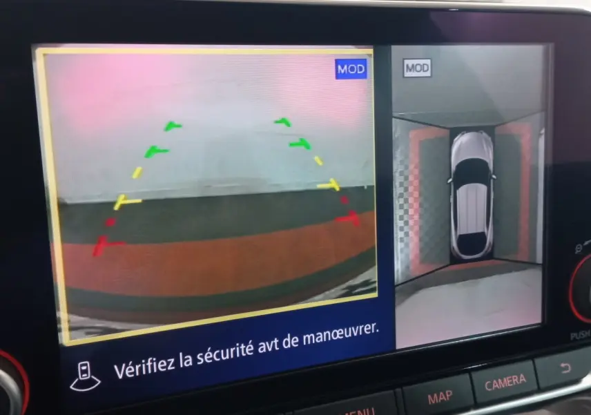 Écran de caméra de recul et vue 360° du Nissan Juke Hybrid gris foncé, affichage tableau de bord intérieur.
