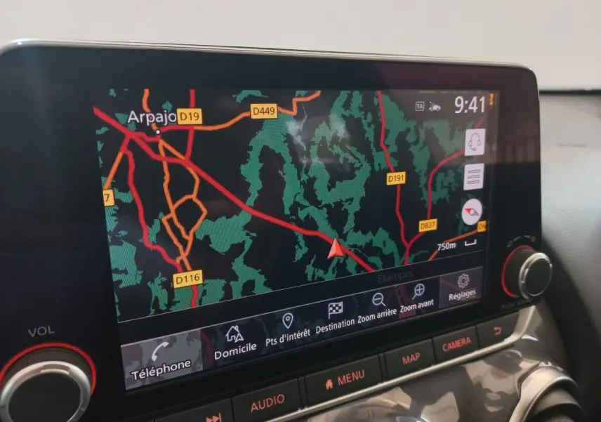 Écran tactile central du Nissan Juke Hybrid 143 Business+ 2023 affichant la navigation en mode carte couleur.