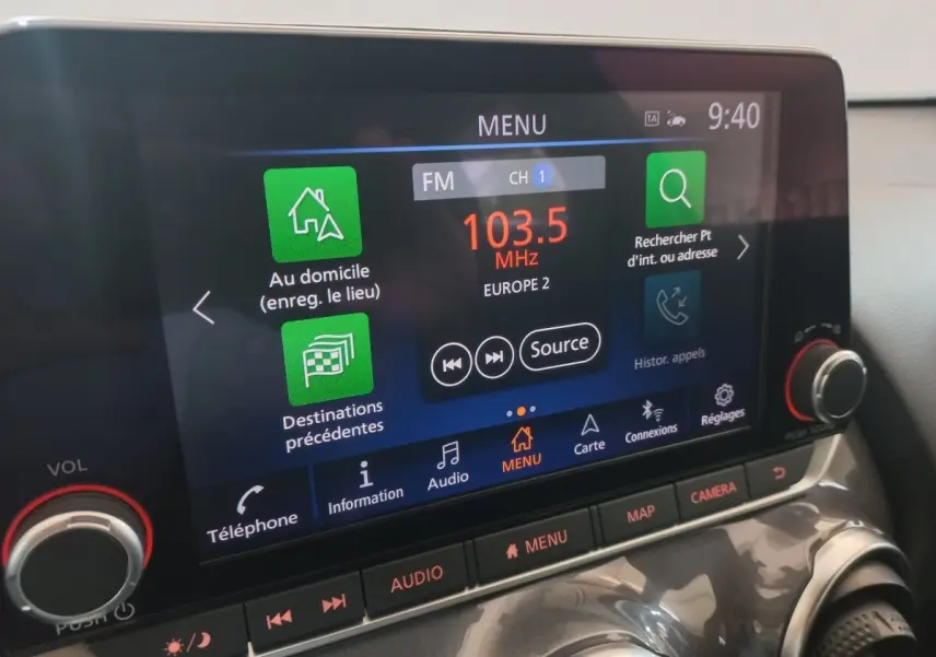 Écran tactile central du Nissan Juke Hybrid 143 Business+ 2023 affichant le menu radio et navigation.