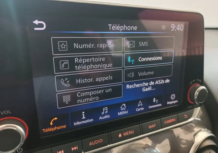 Écran tactile central du Nissan Juke Hybrid 143 Business+ affichant le menu téléphone avec options de connexion Bluetooth.