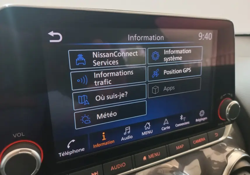 Écran tactile central du tableau de bord du Nissan Juke Hybrid 143 Business+ 2023, affichant le menu d'informations.