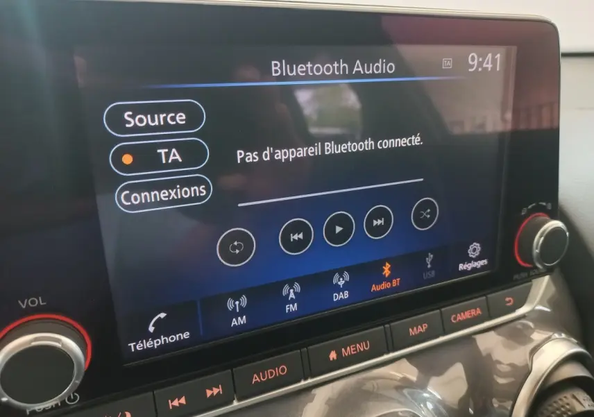 Écran tactile central du Nissan Juke Hybrid 143 Business+ 2023 affichant la connexion Bluetooth audio, vue rapprochée intérieure.