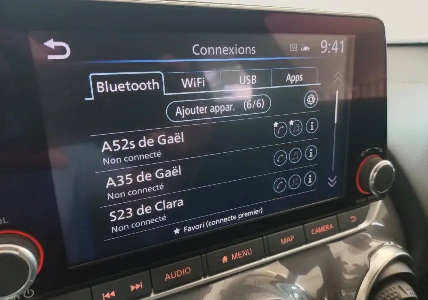 Écran tactile central du Nissan Juke Hybrid 143 Business+ 2023, affichant les options de connexion Bluetooth, WiFi, USB.