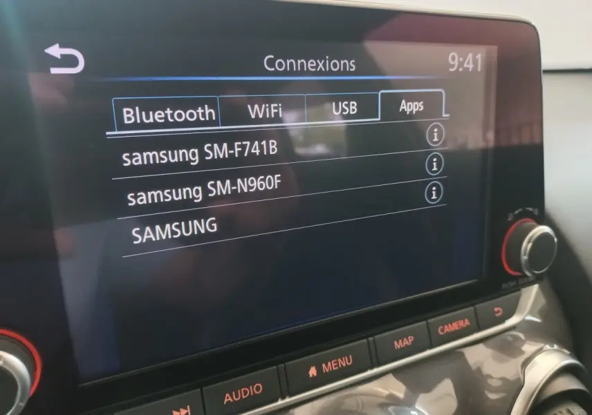 Écran tactile central du Nissan Juke Hybrid 143 Business+ affichant les connexions Bluetooth, vue intérieure rapprochée.