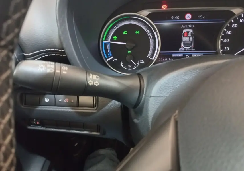 Vue rapprochée du tableau de bord et du volant du Nissan Juke Hybrid 143 Business+ avec affichage numérique et commandes au volant.