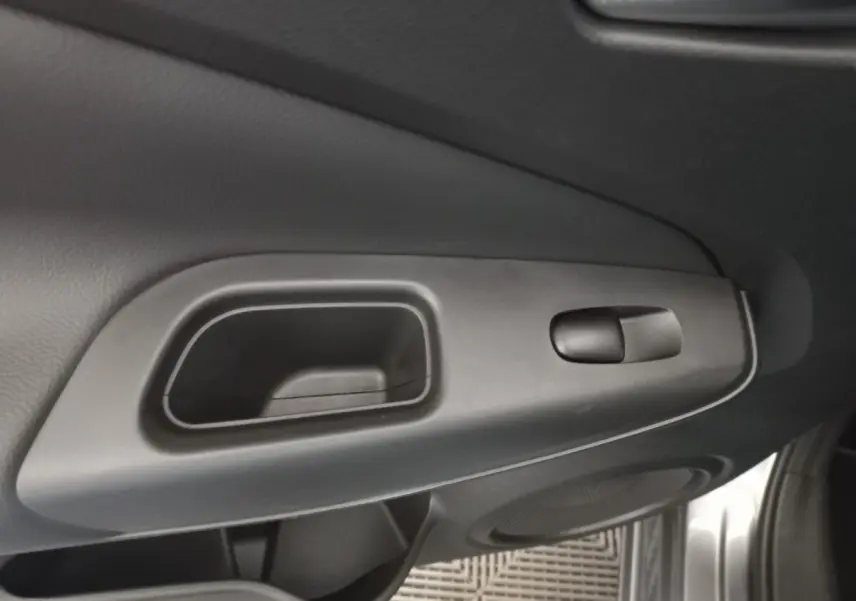 Poignée intérieure de porte côté droit en plastique noir du Nissan Juke Hybrid 143 Business+ gris foncé 2023.