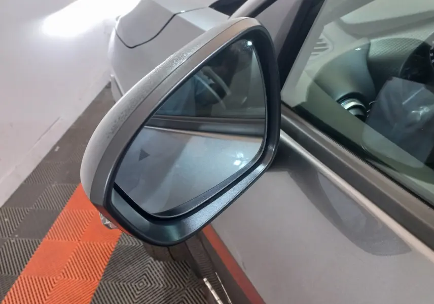 Rétroviseur extérieur droit gris foncé du Nissan Juke Hybrid 143 Business+ 2023, vue rapprochée côté conducteur.