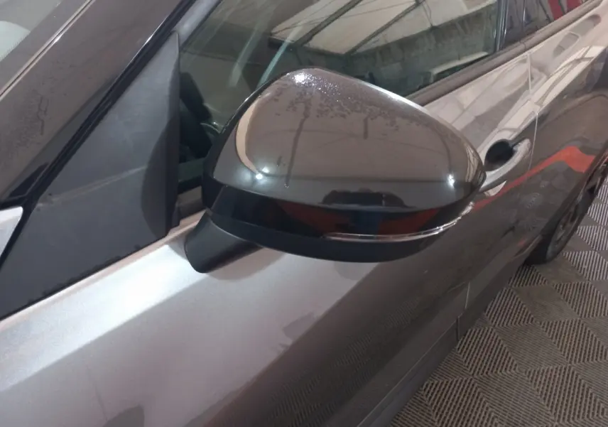 Rétroviseur droit gris foncé du Nissan Juke Hybrid 143 Business+ 2023, vue rapprochée côté conducteur.