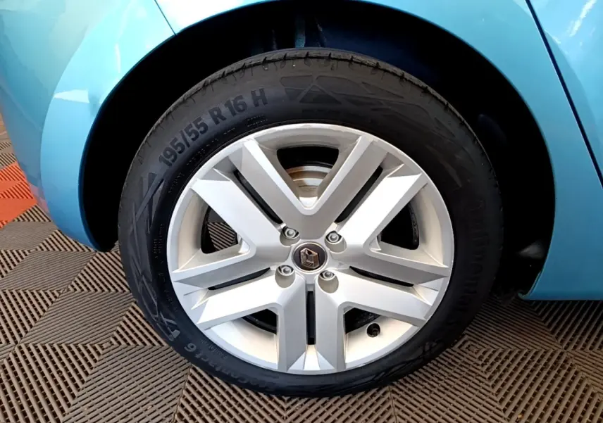 Gros plan sur la roue avant gauche bleu clair d'une Renault Clio Business E-Tech hybride 2021 avec jante alliage argentée.